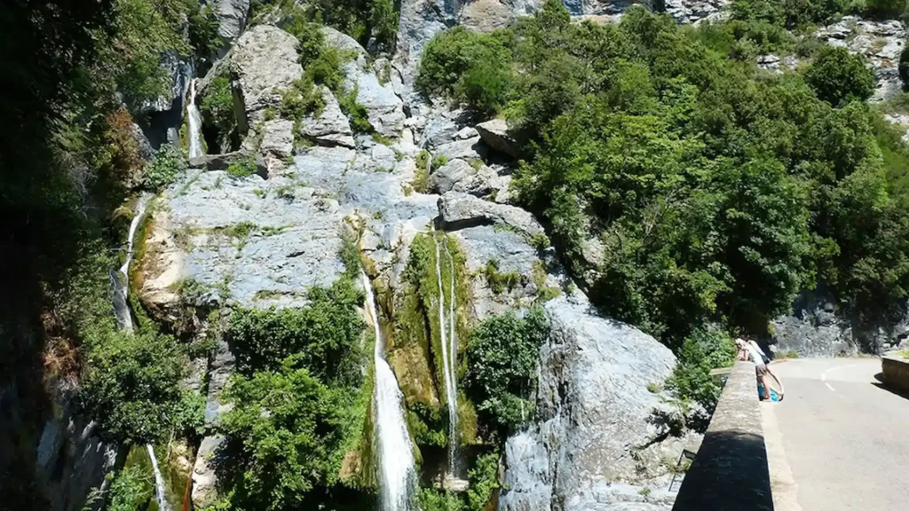 cascade-de-l-uccelline Chute d'eau de la cascade de l'Ucelluline ruisselant le long des roches rocheuses et verdoyantes en Haute-Corse près de Moriani-Plage.