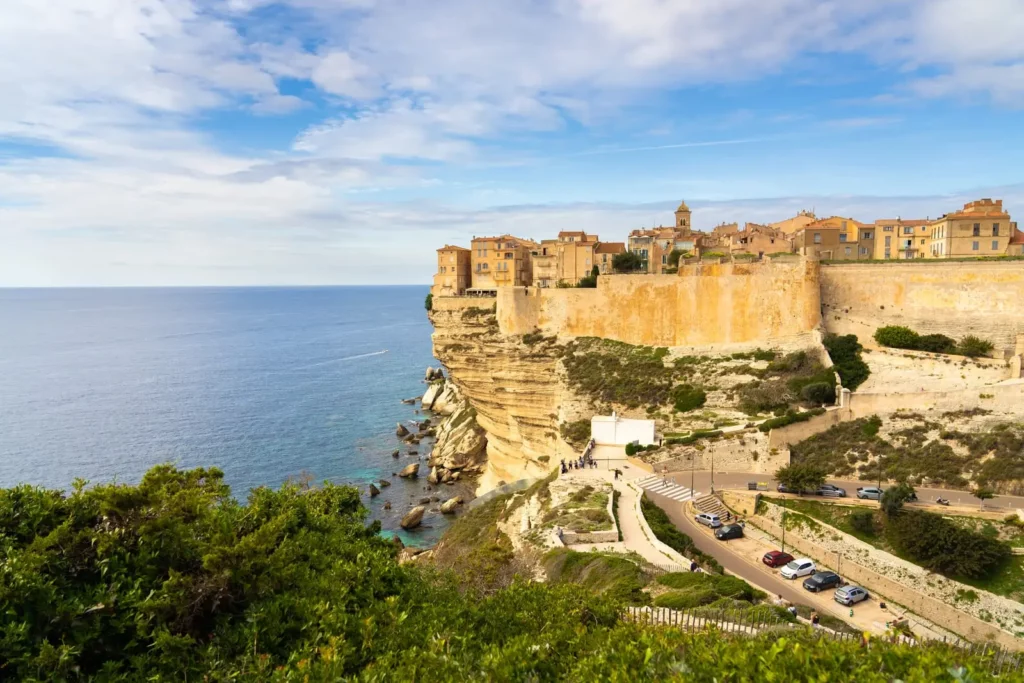Bonifacio, la ville perchée de Corse-du-Sud Vue de Bonifacio perchée sur ses falaises blanches dominant la mer en Corse-du-Sud.