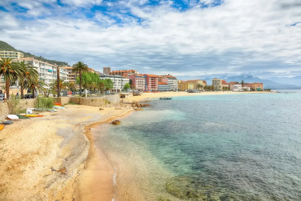 Corse-du-Sud les plages accessibles du centre-ville Plage du centre-ville d’Ajaccio bordée de palmiers et d’immeubles colorés.