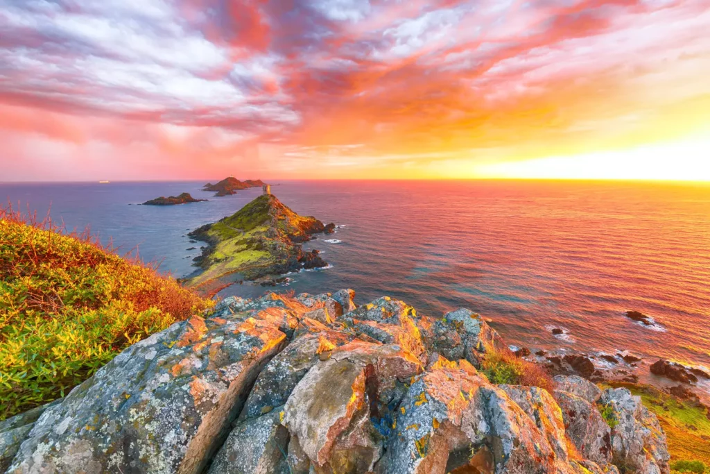 Les Îles Sanguinaires au coucher du soleil Vue sur les Îles Sanguinaires illuminées par un superbe coucher de soleil à Ajaccio.