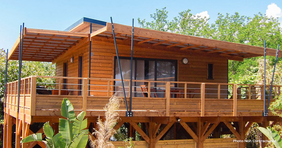 Chalet en bois écologique avec balcon, immersion en pleine nature. Parfait pour un séjour confortable et durable.