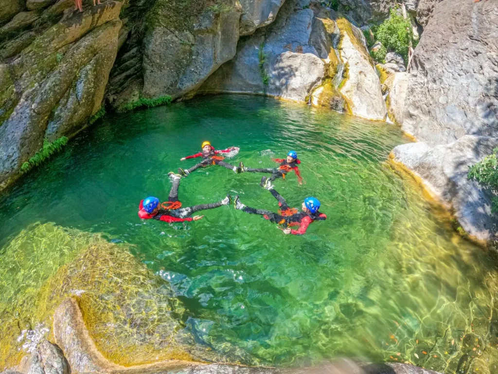 Groupe en canyoning dans une rivière de Corse près du camping Merendella.