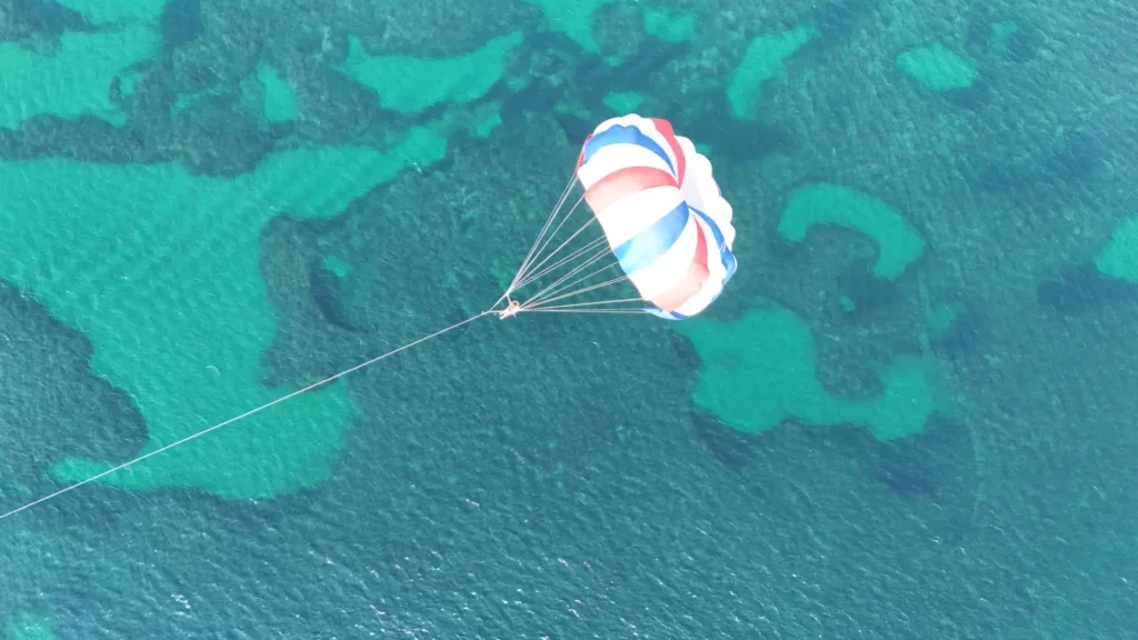 Parachute ascensionnel au-dessus de la mer en Costa Verde, avec Costa Verde Aventure près du camping Merendella. L'une des meilleures activités nautiques au camping Merendella