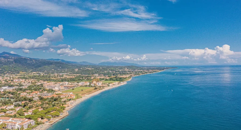 Vue aérienne du littoral des plus belles plages autour de San-Nicolao en Haute-Corse avec le Camping Merendella au bord de la mer.