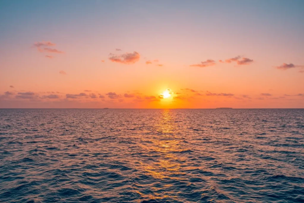 Coucher de soleil sur la mer Méditerranée, vue depuis la plage de Padulella en Corse.