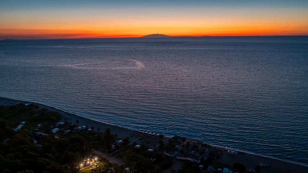 Luftaufnahme eines Sonnenuntergangs in Moriani-Plage auf Korsika, mit dem Campingplatz Merendella direkt am Meer. Ein idealer Ort, um die unumgänglichen Aktivitäten in Moriani Plage zu entdecken.