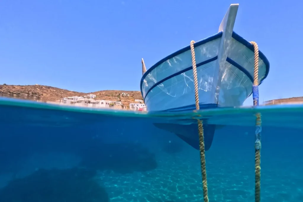 Bateau de peche en Corse Bateau de pêche en Corse amarré dans une eau transparente en Corse vu en surface et sous l’eau.