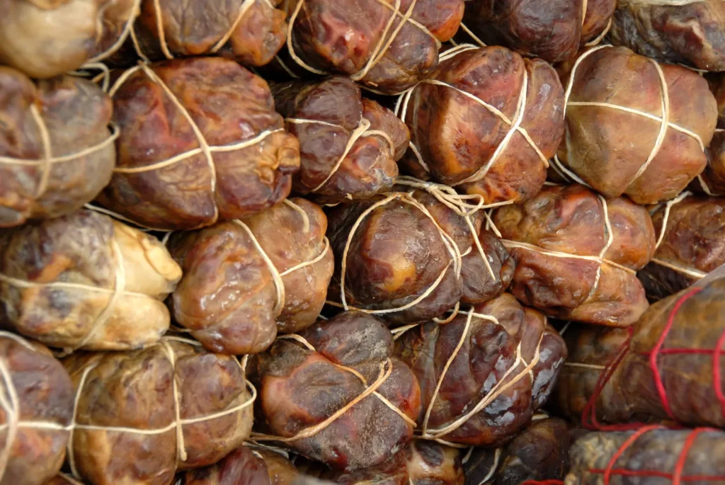 Charcuterie artisanale de Corse Figatelli corses noués, présentés en tas, représentant une charcuterie traditionnelle de l’île.