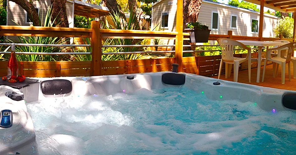 jacuzzi-merendella-hébergement-camping-4-étoiles Passer un bon moment dans l'un de nos logements premium avec jacuzzi au camping Merendella