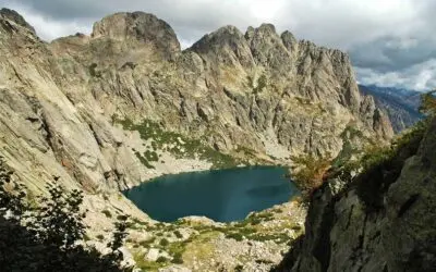 Die 10 schönsten Wanderungen auf Korsika: vom GR20 bis zu familienfreundlichen Wanderwegen