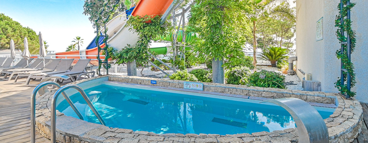 camping-corse-bord-de-mer-luxe-2025