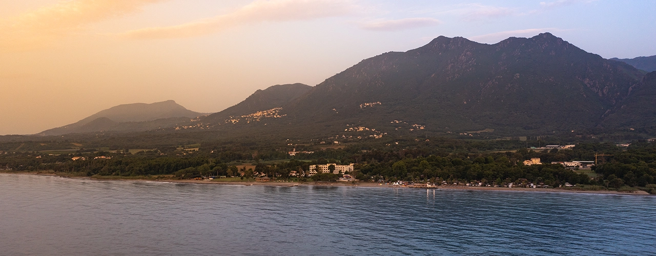 camping-corse-bord-de-mer-luxe-2025