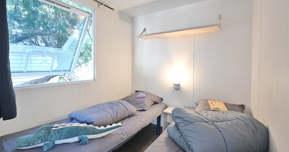 room-with-two-single-beds-mobil-home-confort