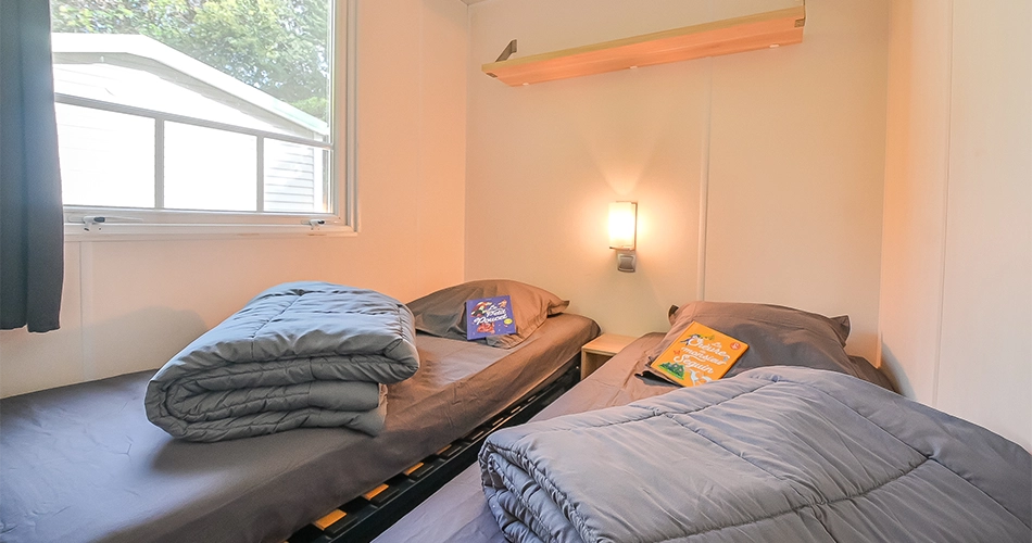 schlafzimmer-mit-zwei-einzelbetten-komfortables-mobilheim